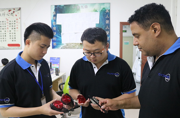 復模手板廠的美國技術總監